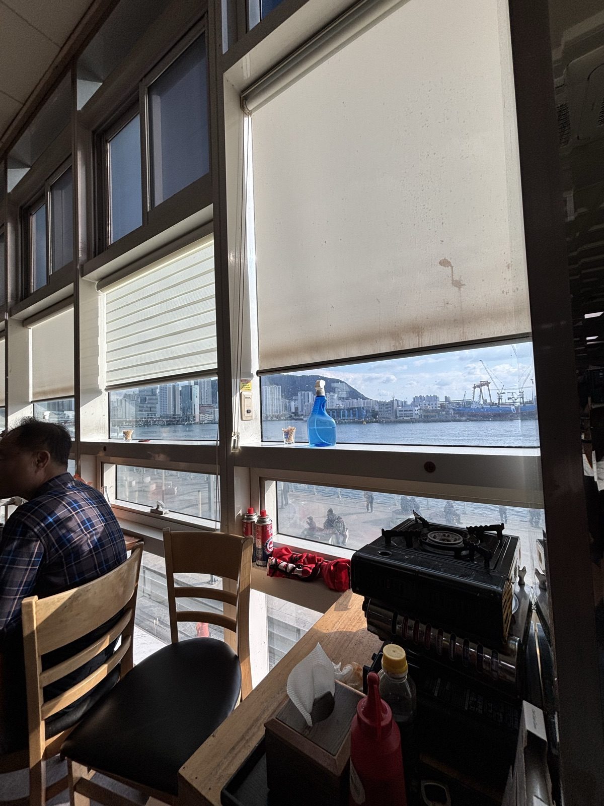札嘎其市場靠窗用餐區