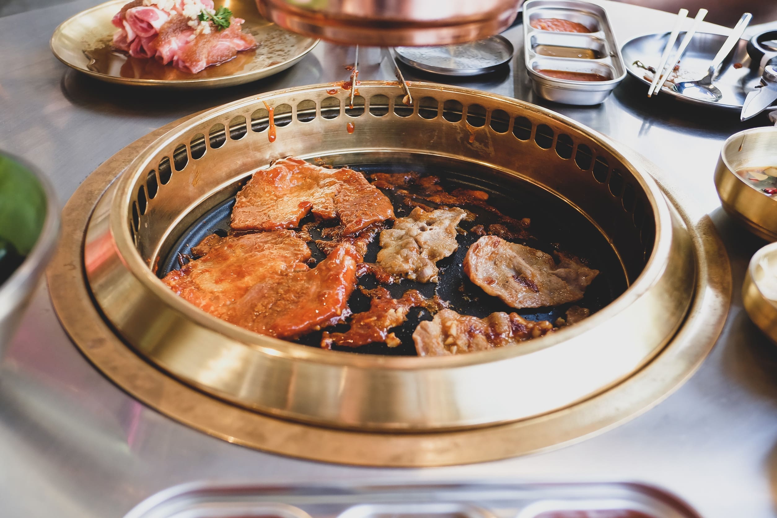 韓國餐廳烤肉與小菜用餐文化
