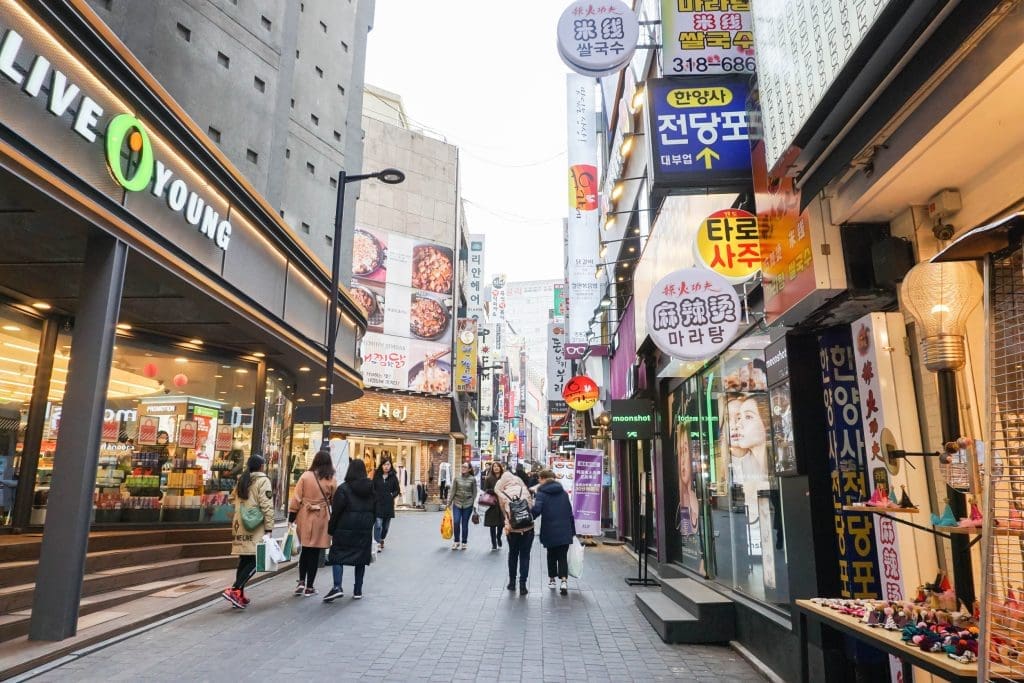 首爾明洞購物街韓國退稅商店情境