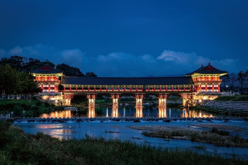 慶州月精橋夜間燈光映照河面