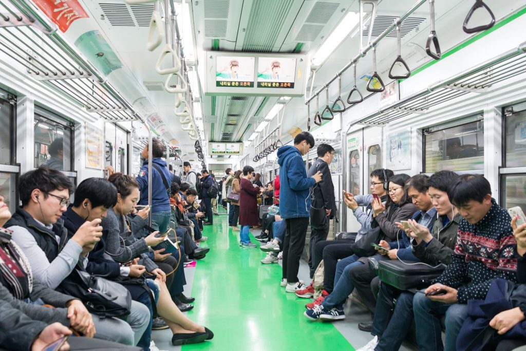 韓國地鐵一般車廂座位與乘客搭乘情境