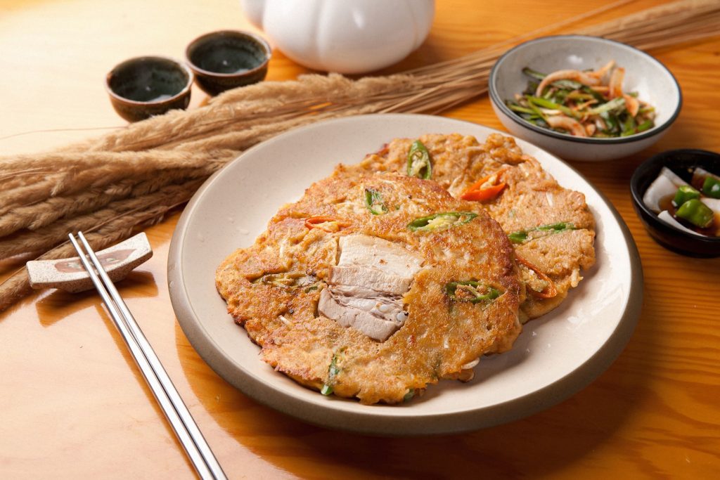韓國雨天美食煎餅與馬格利酒