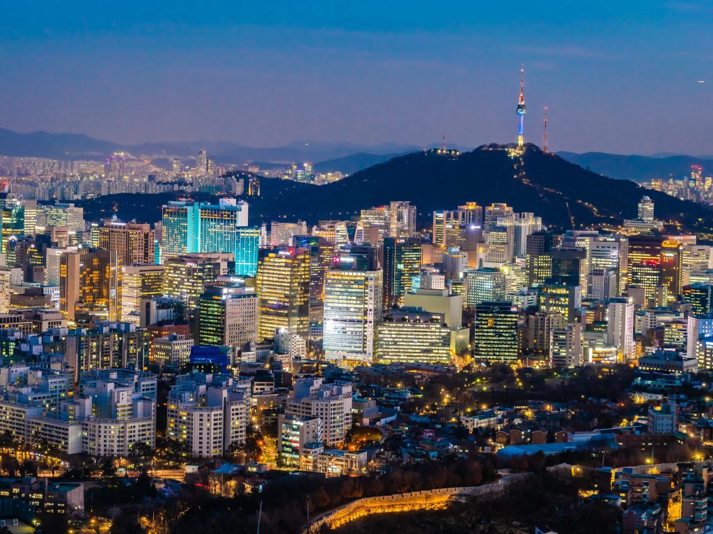 首爾市區夜景與南山上的南山首爾塔