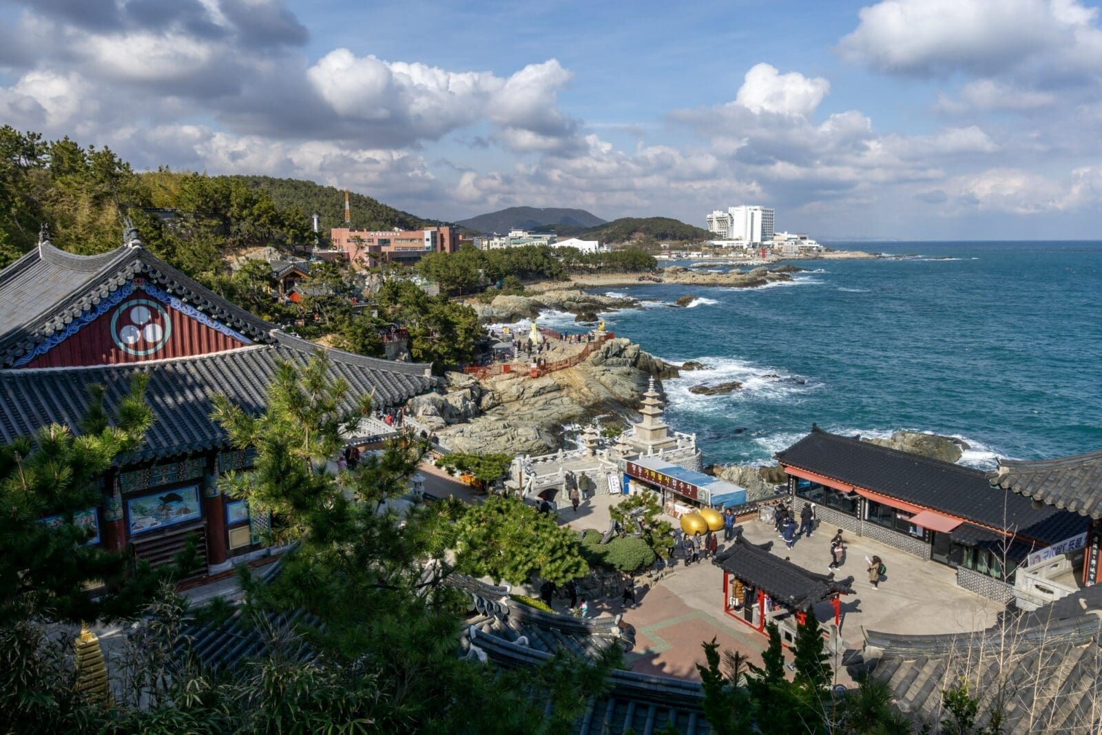 從高處眺望海東龍宮寺殿堂與釜山東海岸