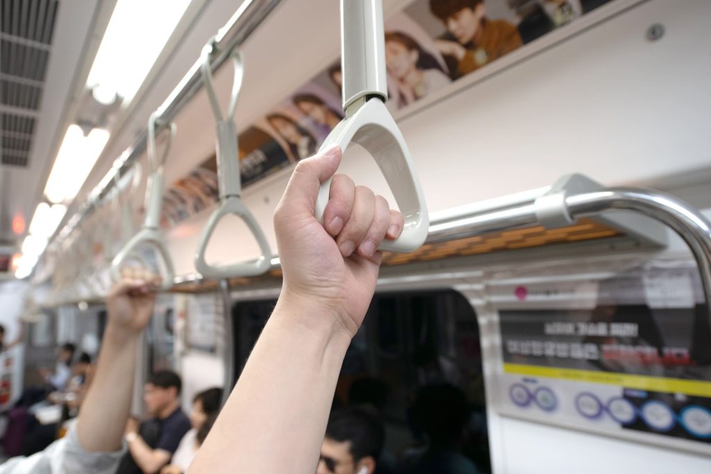 韓國地鐵月台與旅客排隊搭車情境
