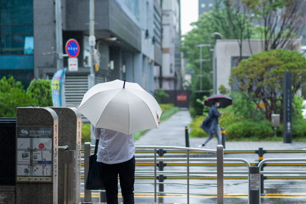 韓國梅雨季雨中城市街景
