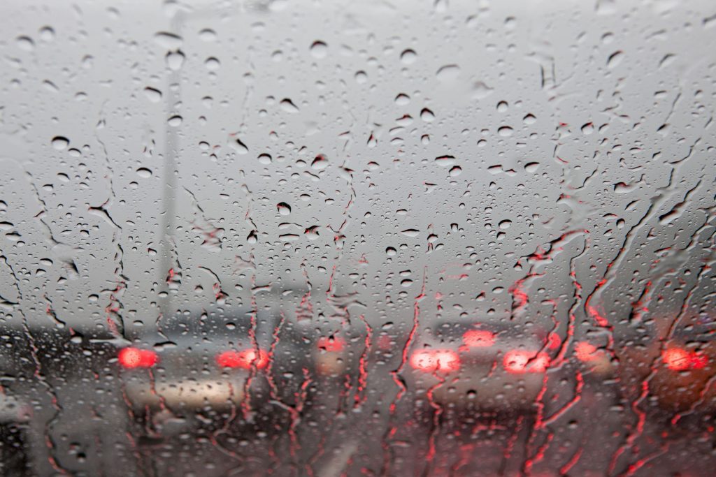 韓國梅雨季街頭強降雨情景