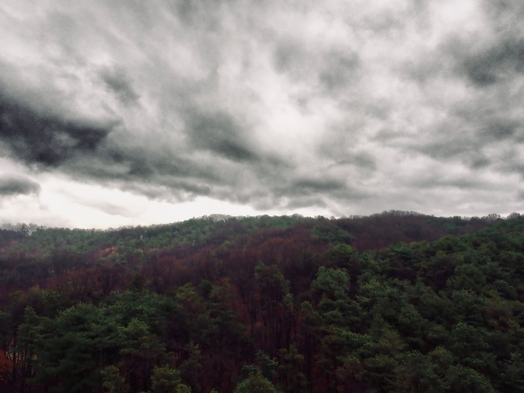 韓國梅雨季撐傘行走的旅人
