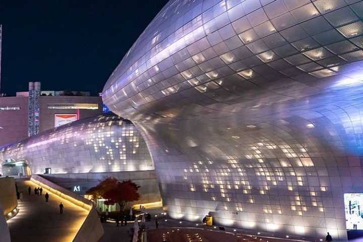 2026 東大門設計廣場 DDP 攻略|交通、開放時間、展覽與夜景