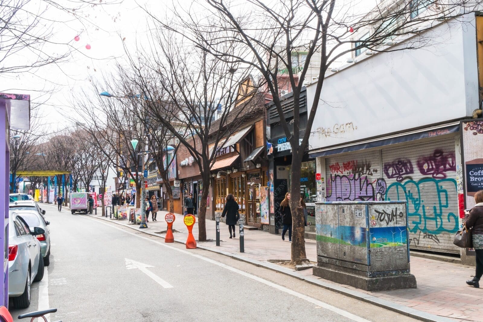 弘大街區的藝術牆面與步行街景