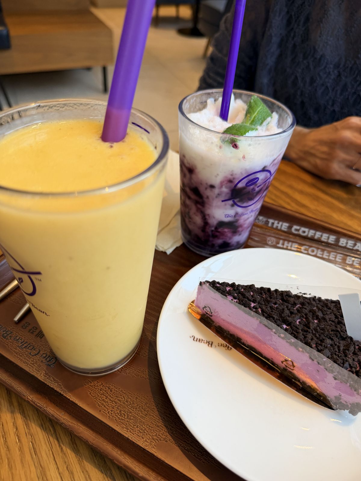 水果飲品、優格杯與巧克力甜點