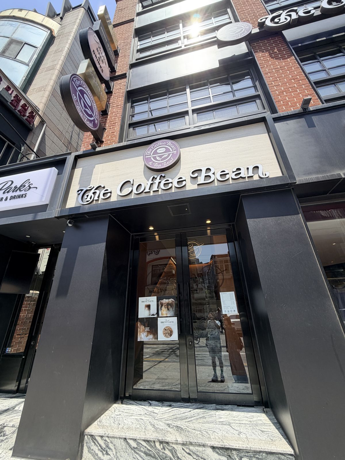狎鷗亭巷弄內的咖啡店入口