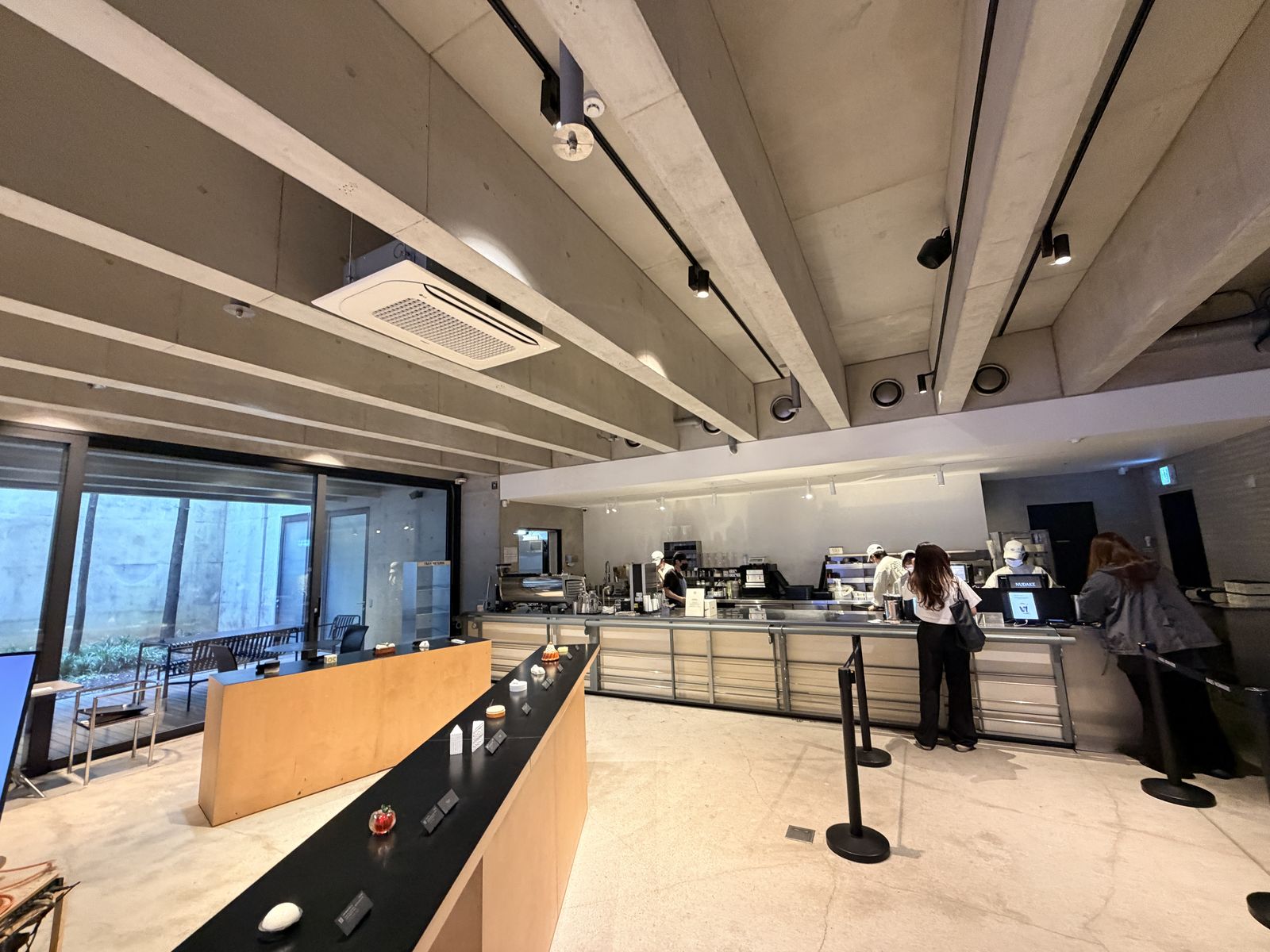 狎鷗亭概念甜點空間的開放式吧台