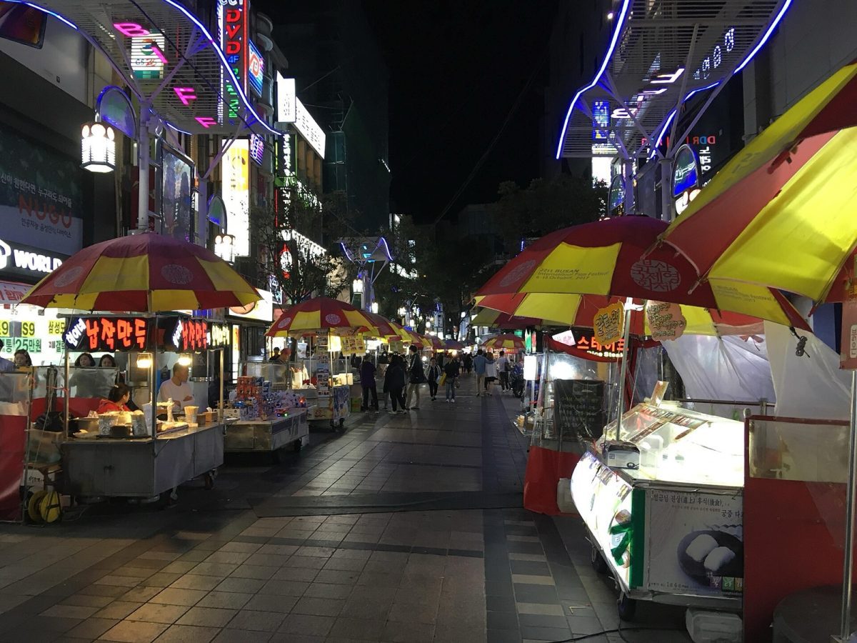 南浦洞 BIFF 廣場夜間街景與小吃攤
