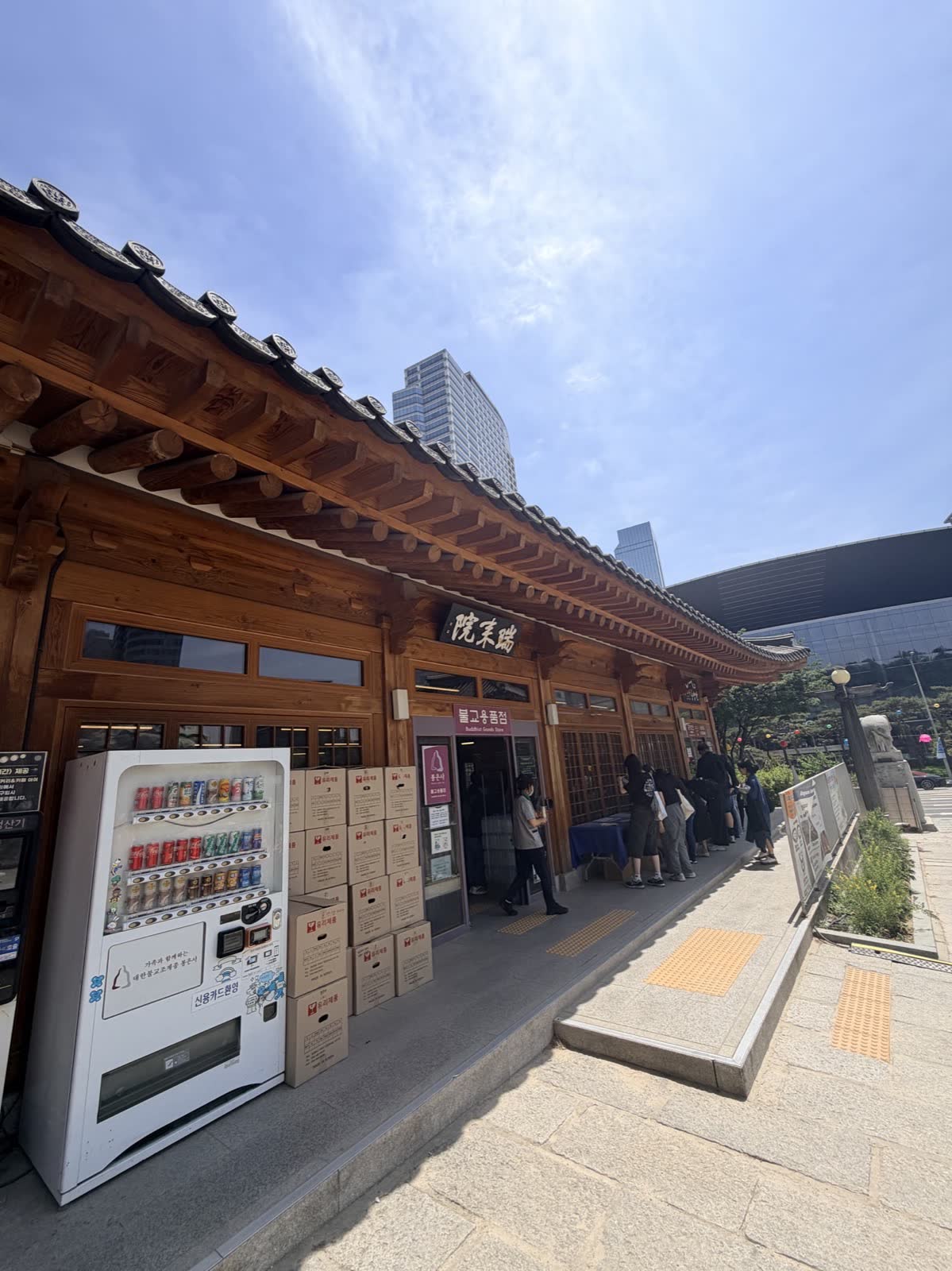 奉恩寺庭院與殿閣，遊客在石板步道上走動