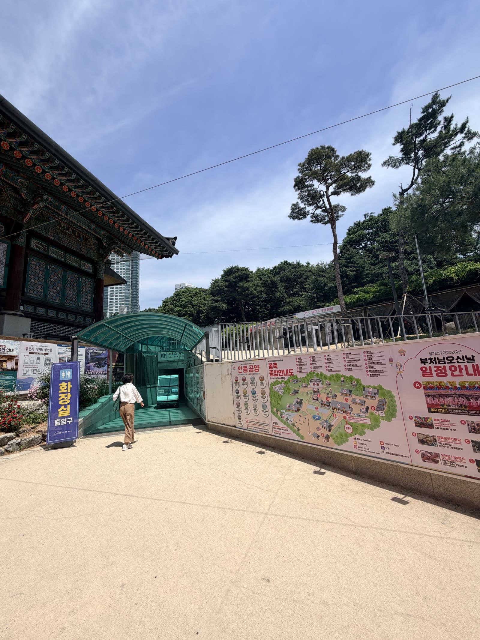 奉恩寺院區導覽地圖與洗手間標示，後方可見寺院屋簷與高樓