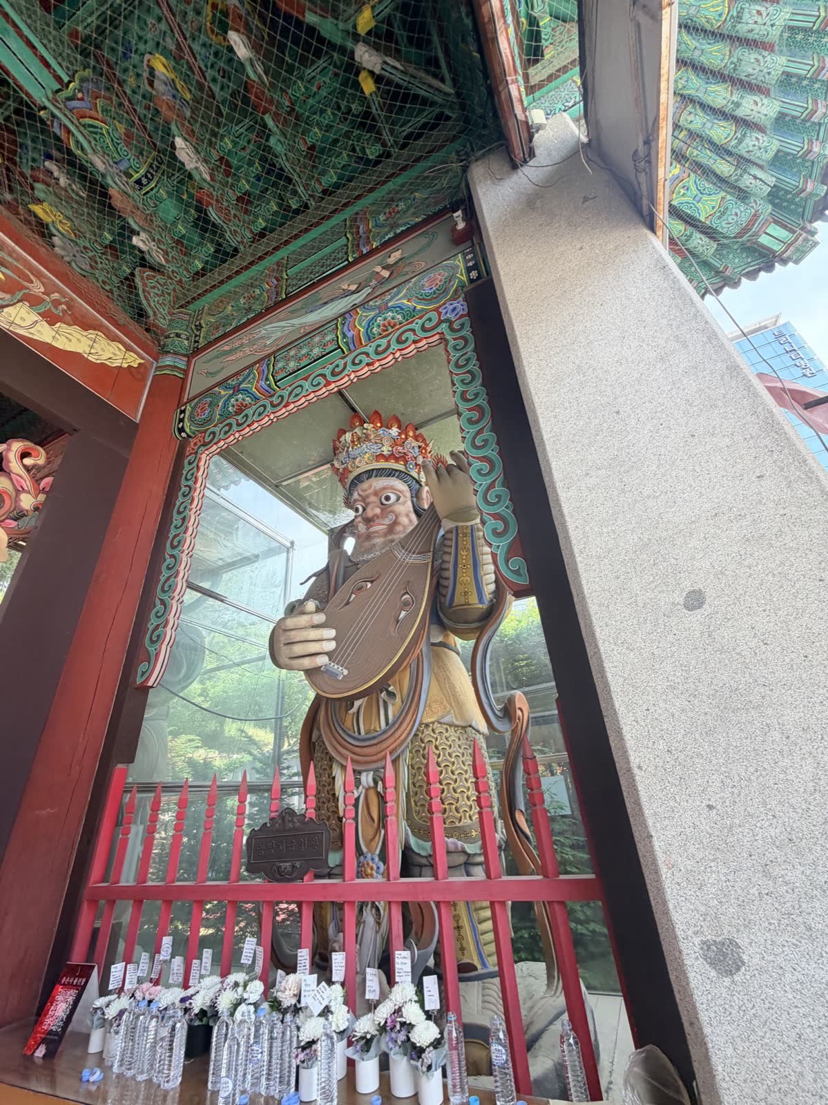 奉恩寺門樓內的四天王像，前方有水瓶與獻花供品