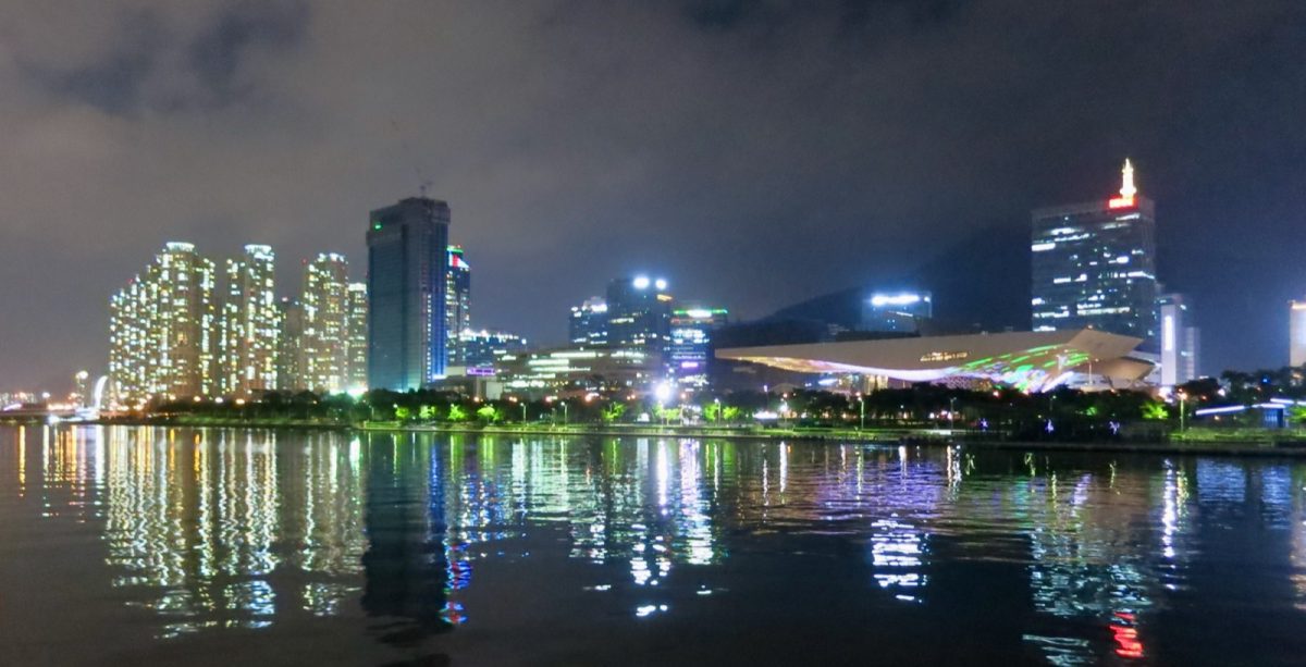 水營江對岸的 Centum City 與釜山電影殿堂夜景