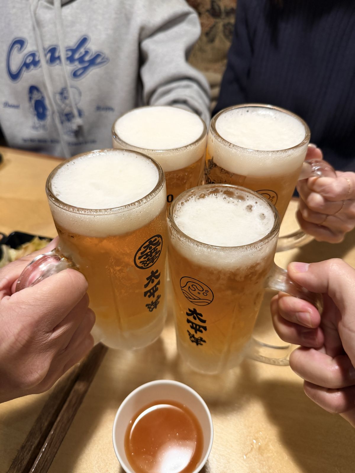 四杯生啤酒在桌上乾杯