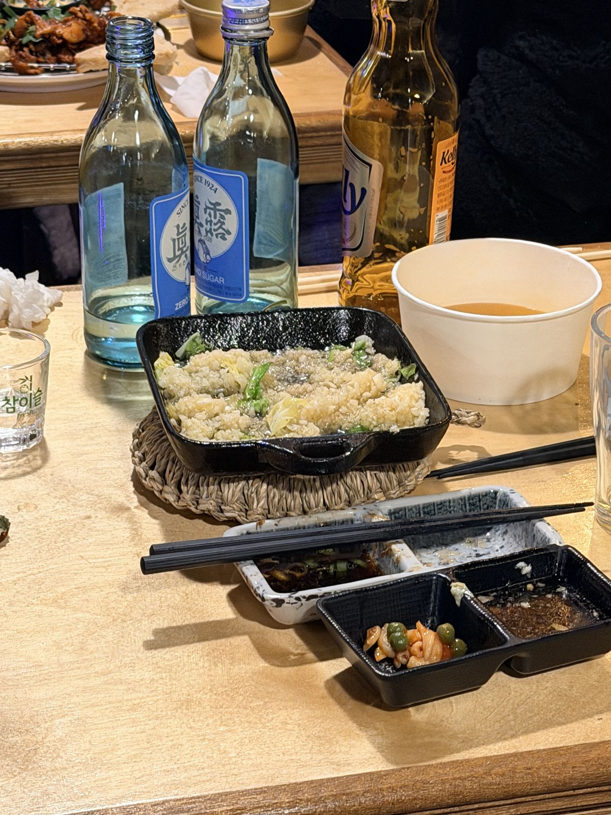 黑色鐵鍋蒜香炒飯,拌入高麗菜與蔥,收尾主食