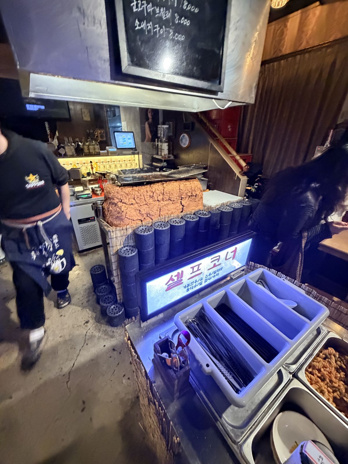 店內셀프코너自助角落,堆滿黃土連炭與黃土塊,牆上有小黑板菜單