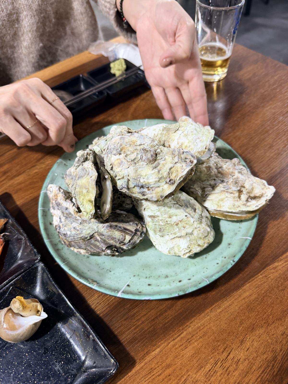 一盤帶殼大生蠔석화,堆在青瓷盤上