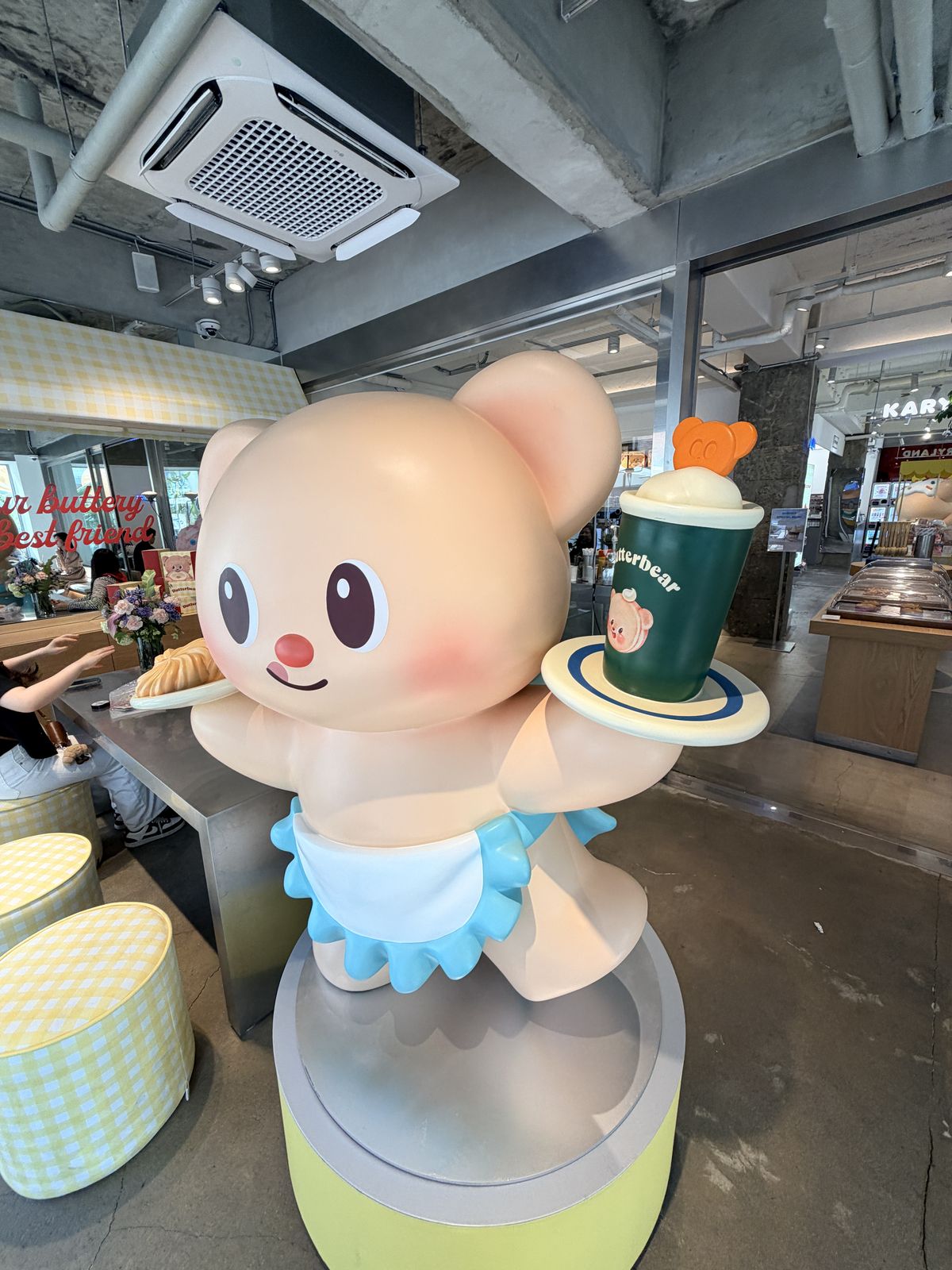 一樓另一款奶油小熊大型造型公仔