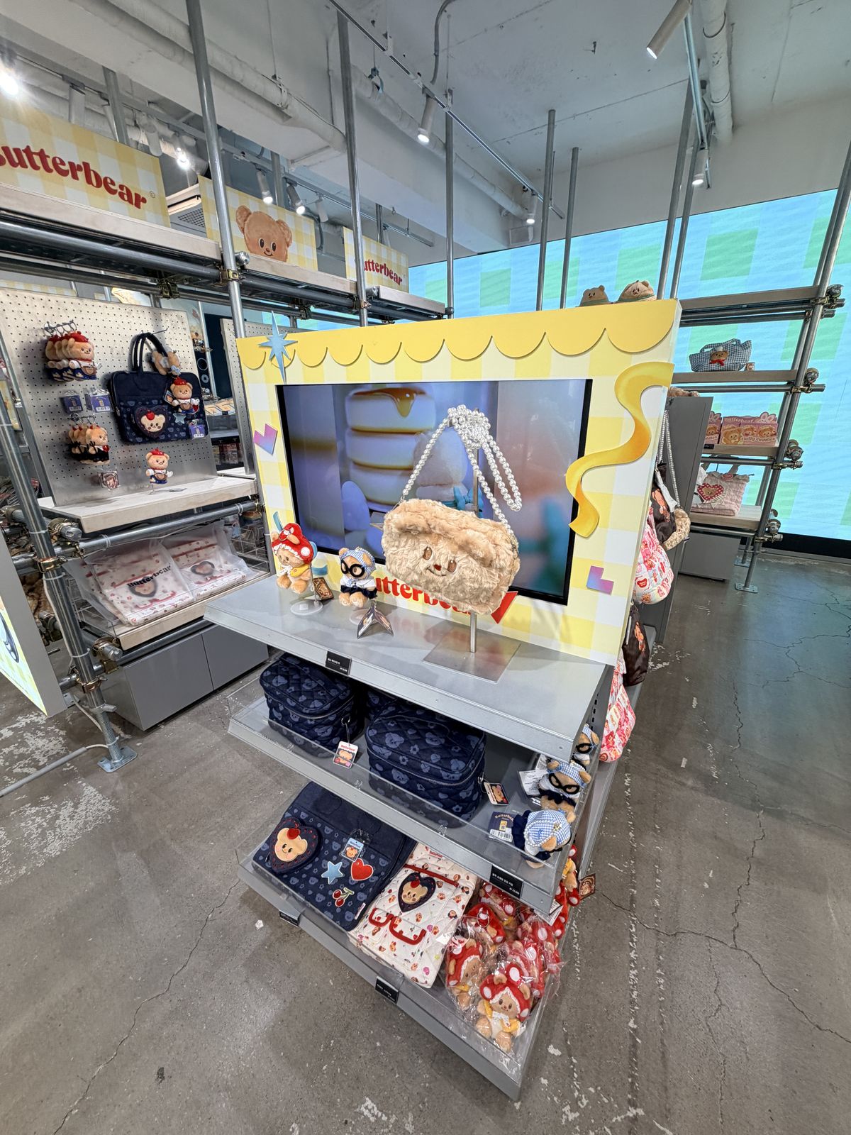 奶油小熊角色立牌與周邊展示台