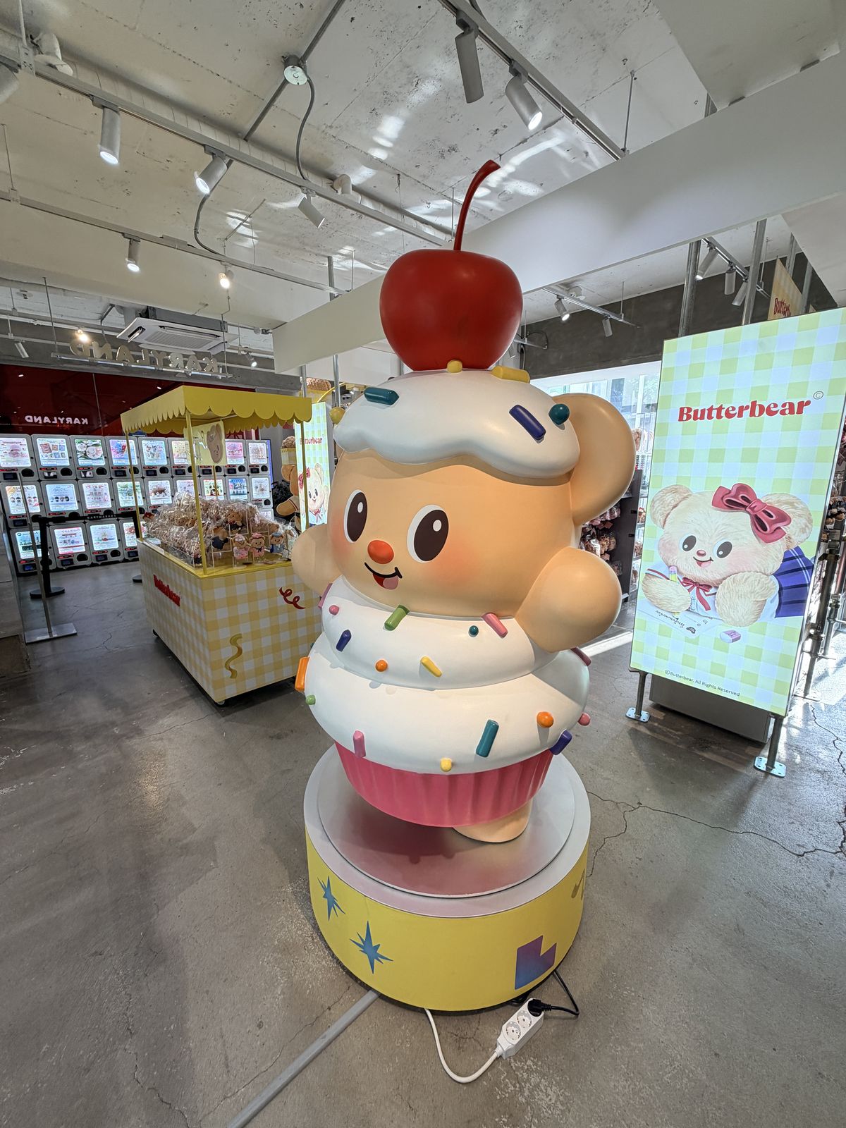 KARYMARKET 新沙店一樓的奶油小熊迎賓公仔
