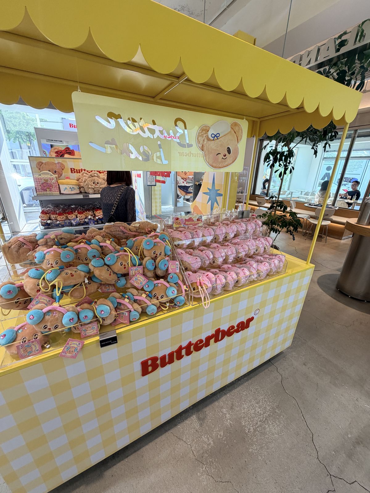 黃色展示台上的奶油小熊絨毛玩偶