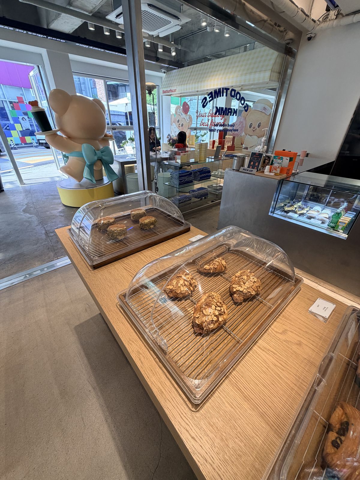 一樓中央展示桌陳列奶油小熊商品