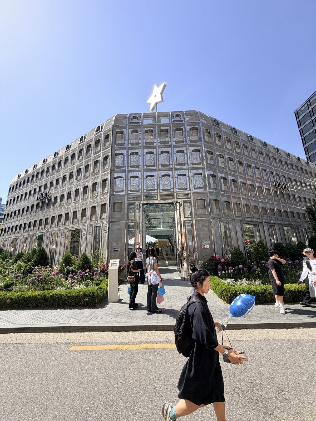 Dior Seongsu 灰色外牆與星形屋頂地標