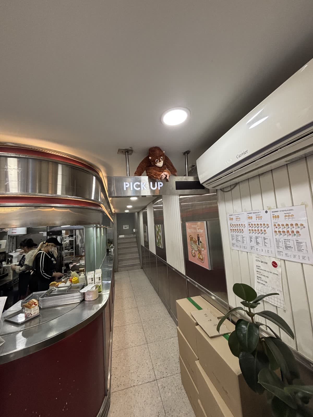 Egg Drop 南浦洞店內取餐區，可見 PICK UP 燈箱與現做櫃檯