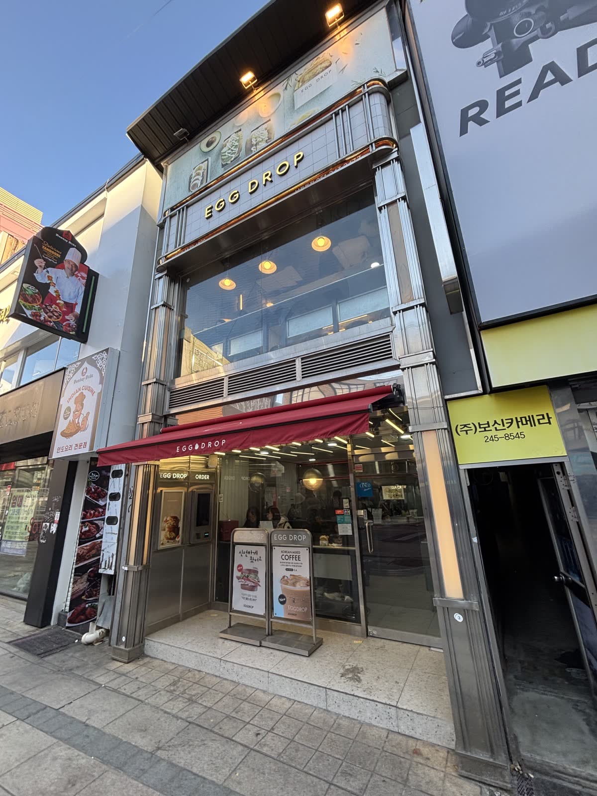 釜山南浦洞 Egg Drop 光復路店外觀，紅色遮陽棚與金色招牌
