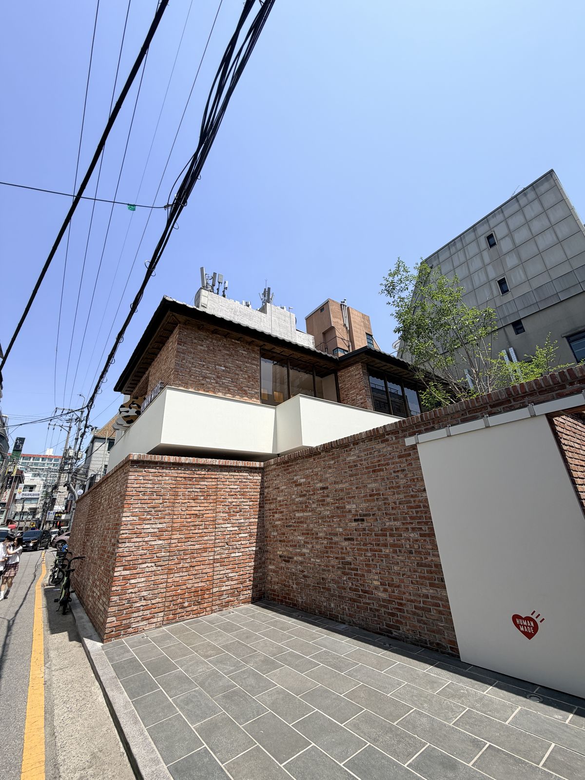 HUMAN MADE APGUJEONG 紅磚建築外觀