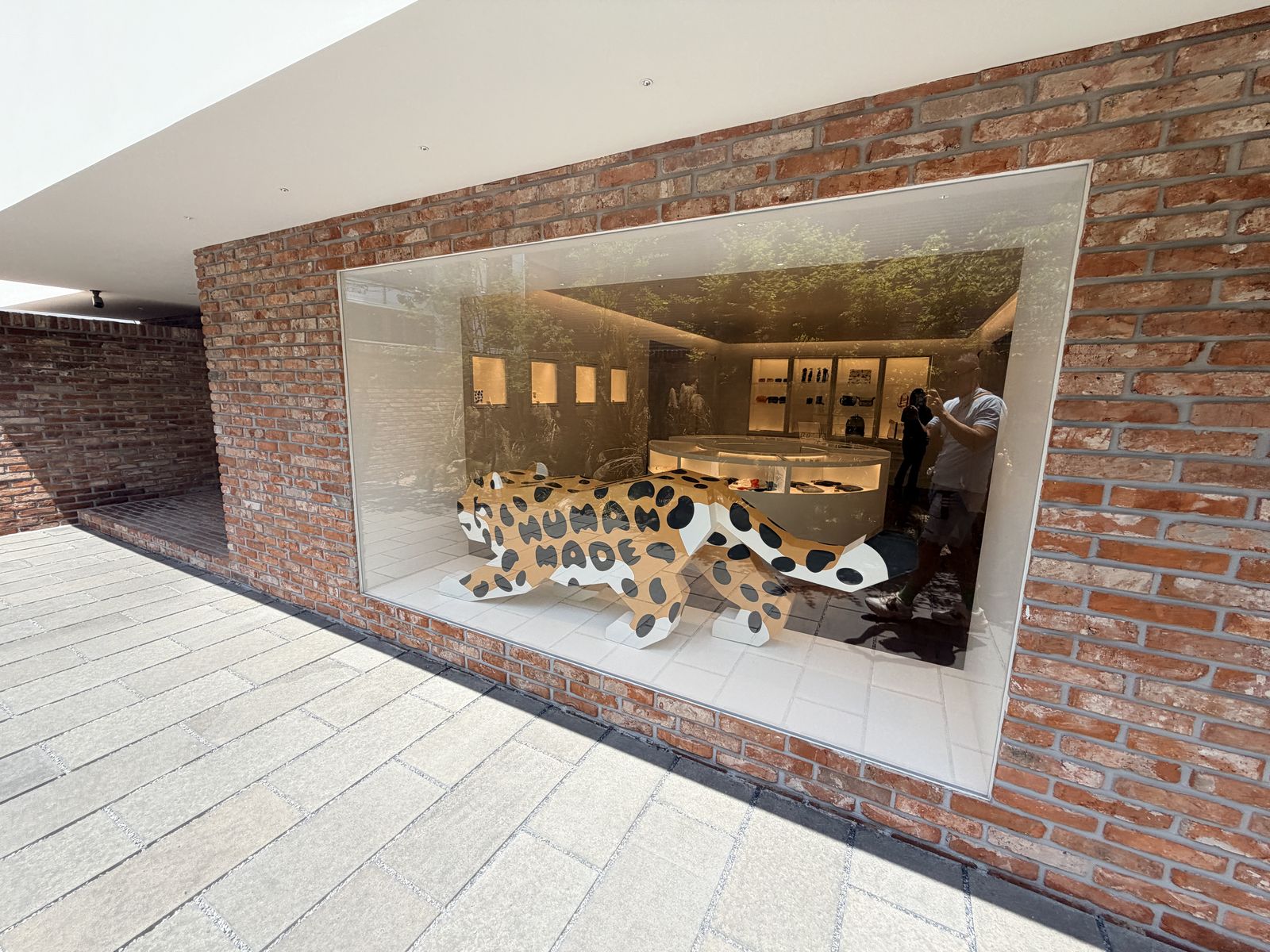 HUMAN MADE APGUJEONG 店內豹紋展示台