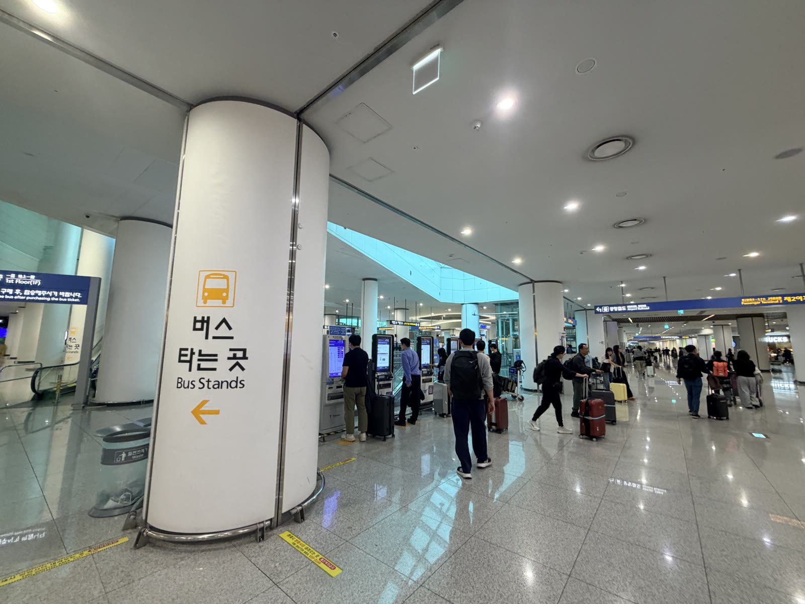 仁川機場交通中心前往巴士乘車處的指標