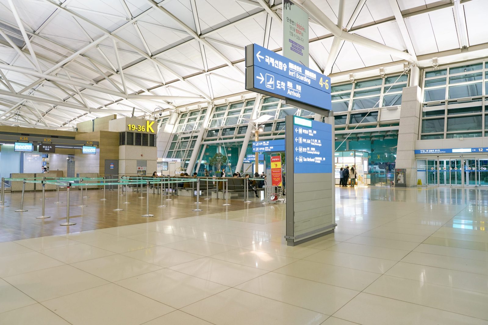 仁川機場內通往登機與抵達區域的指標