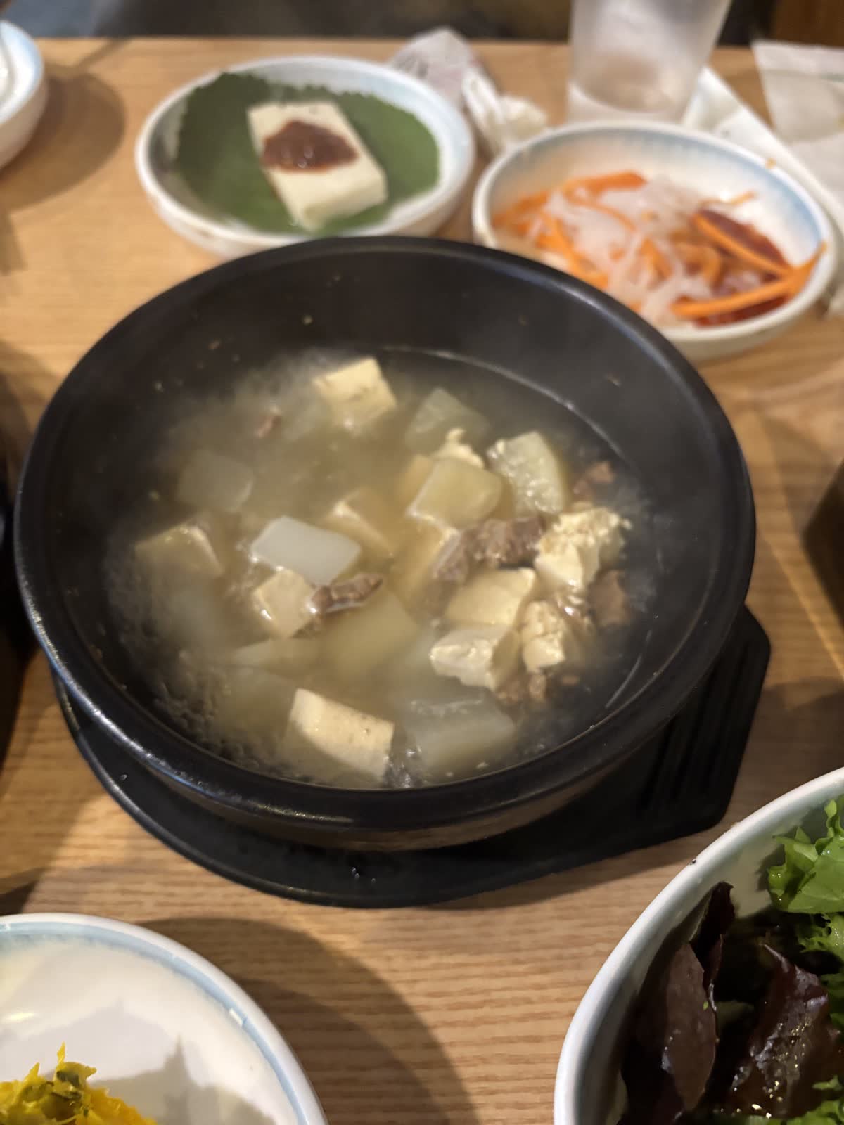 朝鮮韓牛附上的熱騰騰牛肉蘿蔔湯,豆腐與蘿蔔塊清晰可見