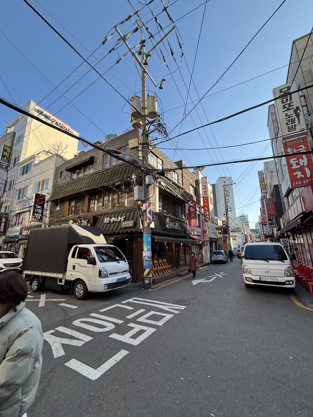 釜山南浦朝鮮韓牛店外觀,街角木造簷口與조선한우招牌