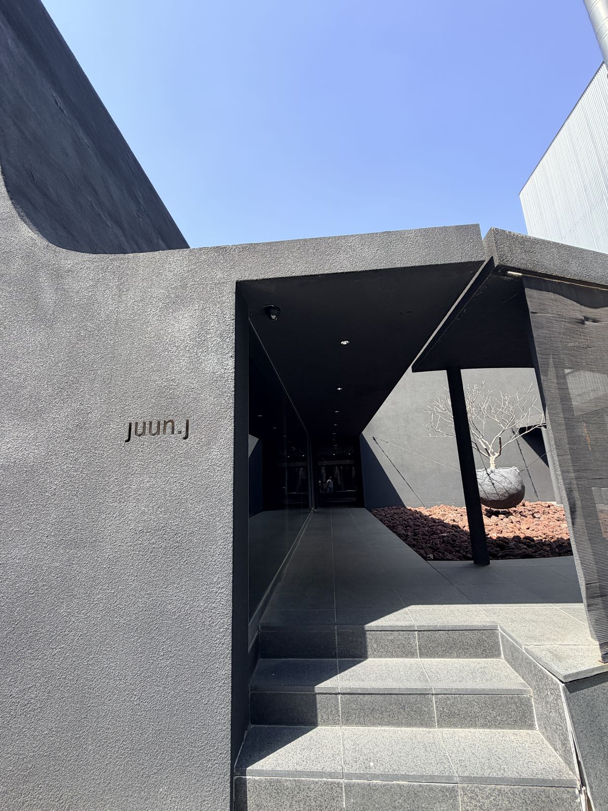 Juun.J 島山店的深色入口與建築外觀
