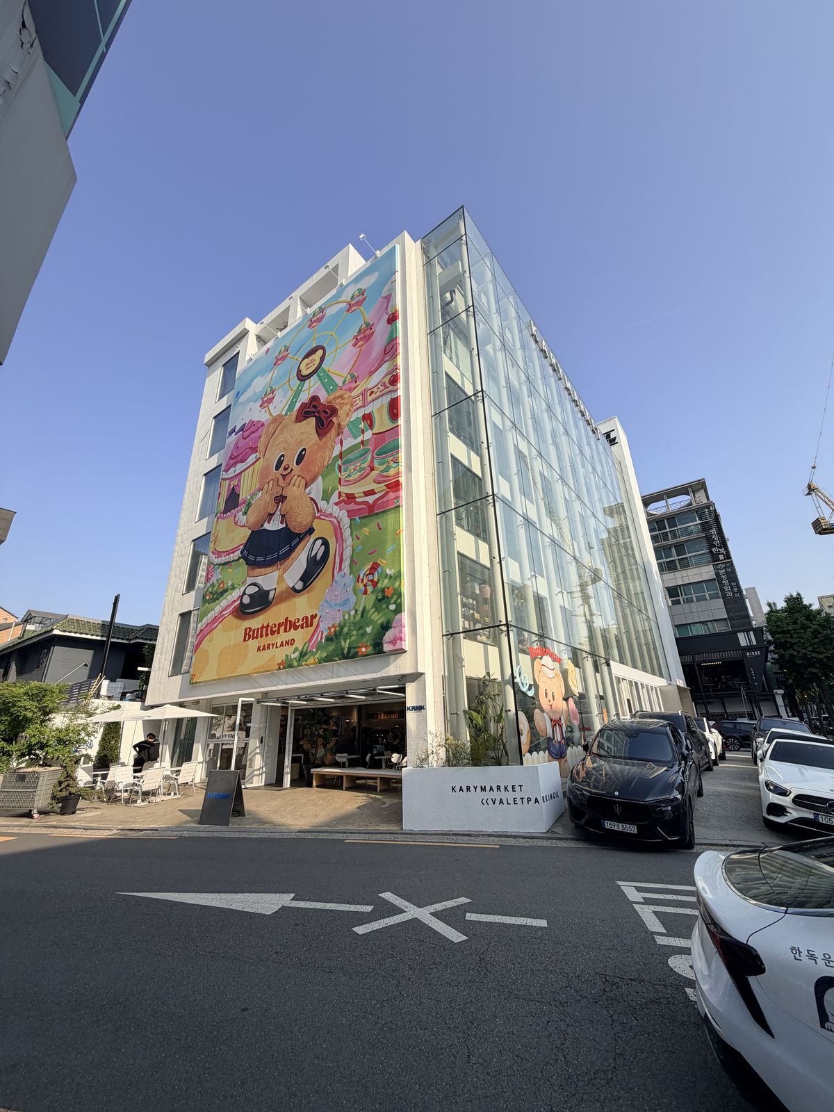 從街口看 KARYMARKET 新沙店與玻璃外牆