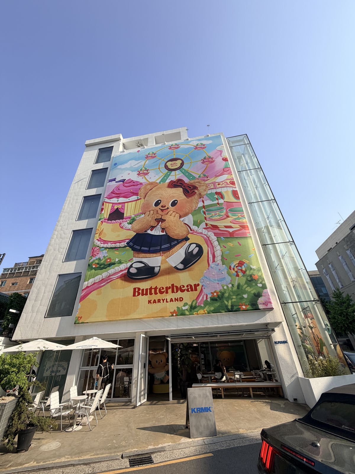 KARYMARKET 新沙店外牆有醒目的角色主視覺