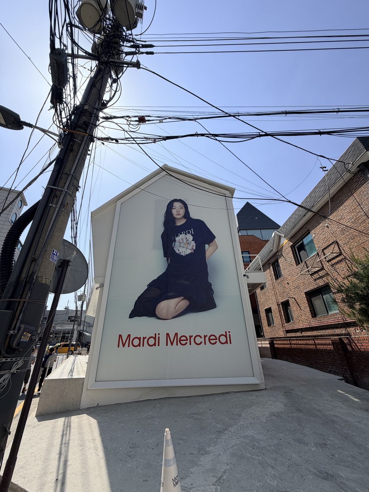 Mardi Mercredi 狎鷗亭店外牆廣告