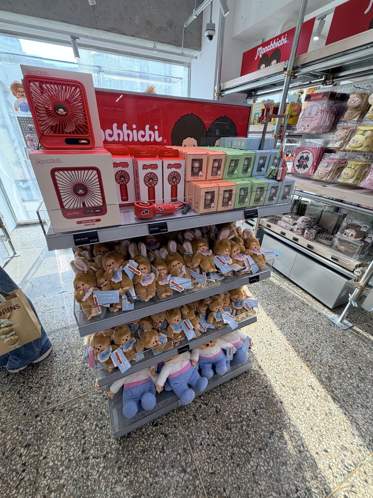二樓貨架上的蒙奇奇角色商品