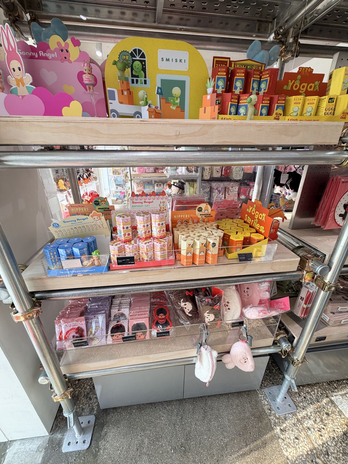 色彩鮮明的蒙奇奇小物與角色商品