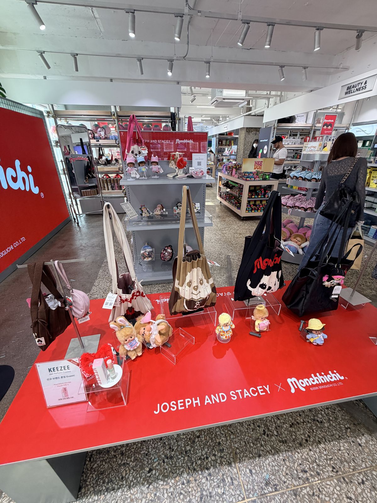 二樓入口的蒙奇奇主題展示桌