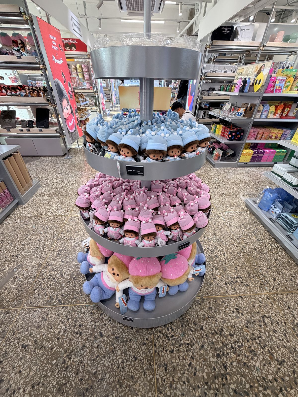 圓形展示架上整齊排放蒙奇奇玩偶