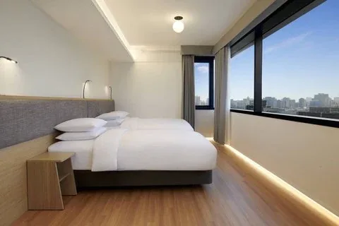 Moxy Seoul Insadong 大床房與首爾市景