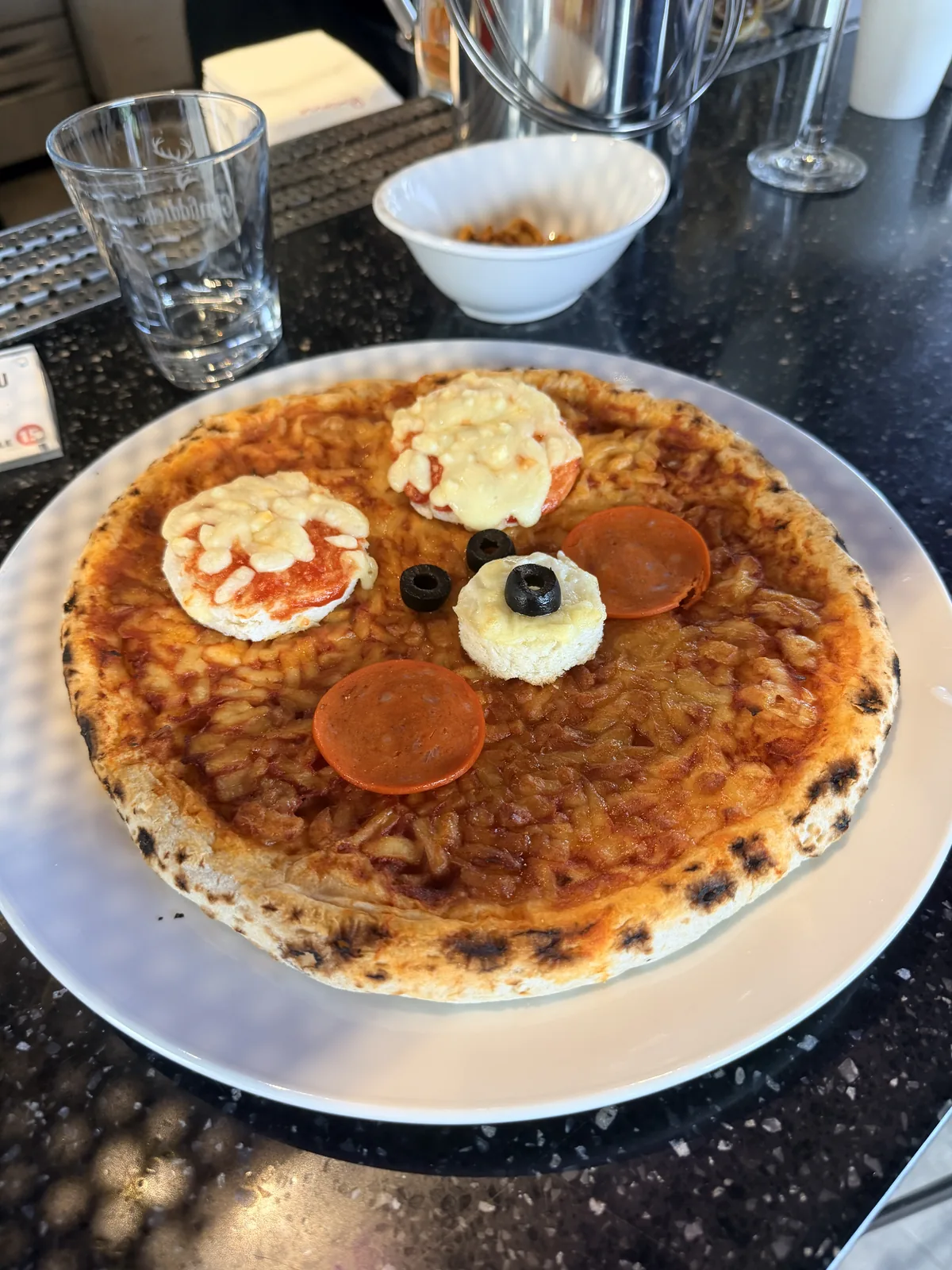 Moxy Seoul Insadong 酒吧披薩餐點